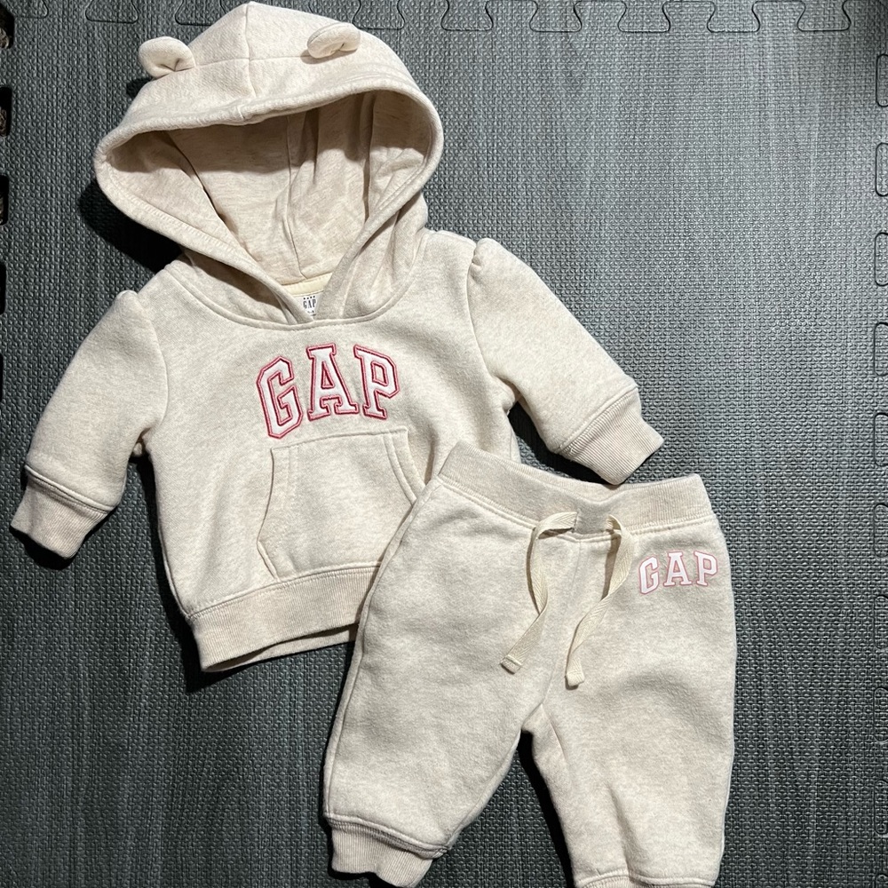 Baby Gap Girl Pullover hoodie and joggers 0-3 min